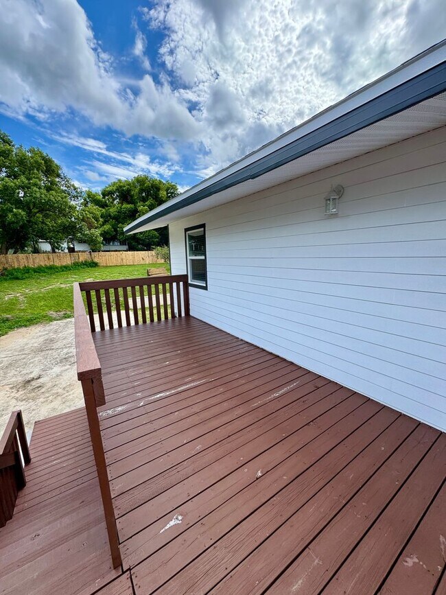 Foto del edificio - Beautifully Renovated 2-Bed/1-Bath Upstair...