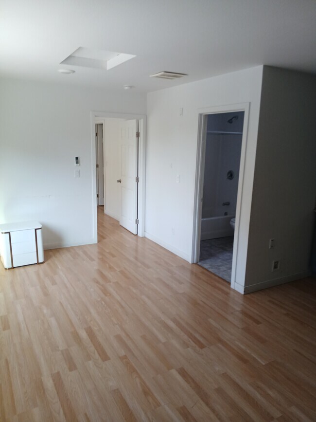 Photo - 1133-1132 E 101st St House