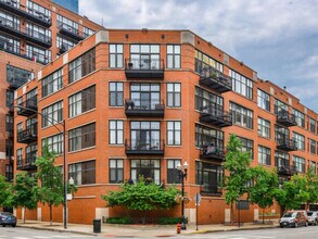 Building Photo - 333 W Hubbard St