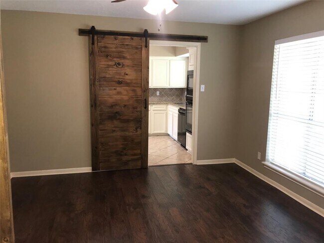 Foto del edificio - 15002 Hollydale Dr