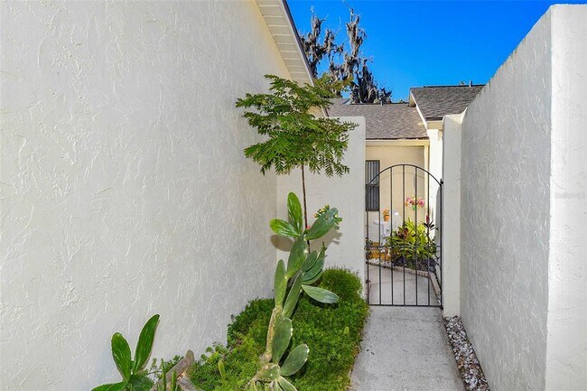 Foto del edificio - 2225 Cypress Ct