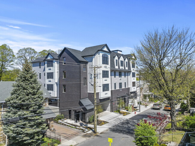 Building Photo - 2021 Jones Rd