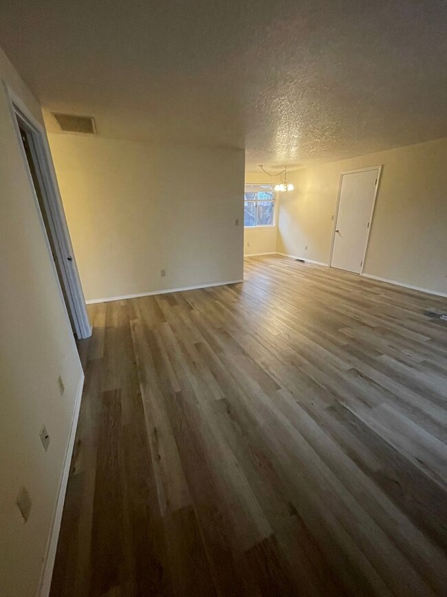 Building Photo - 2 Bedroom / 1 Bathroom Single Level Duplex...