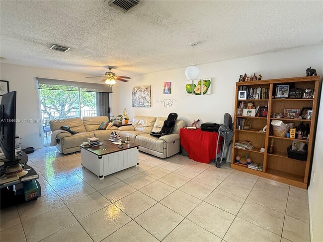 Foto del edificio - 4764 NW 114th Ave