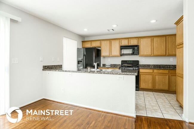 Building Photo - 6001 St Petersburg Dr