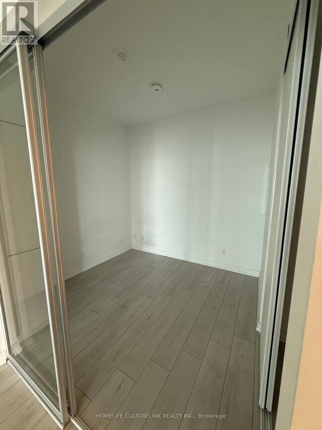 Photo du bâtiment - 950-3950 Portage Pkwy