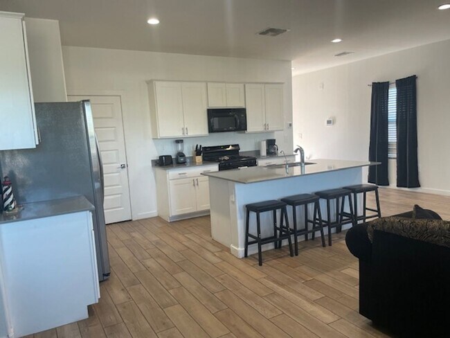 Foto del edificio - Large spacious 4 bedroom home located in cul de sac