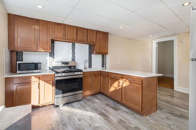 Foto del edificio - $949 - Spacious 1bed/1bath on main floor of with tons of windows! - Ask about our no security dep...
