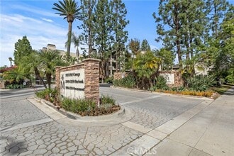Building Photo - 5500 Owensmouth Ave