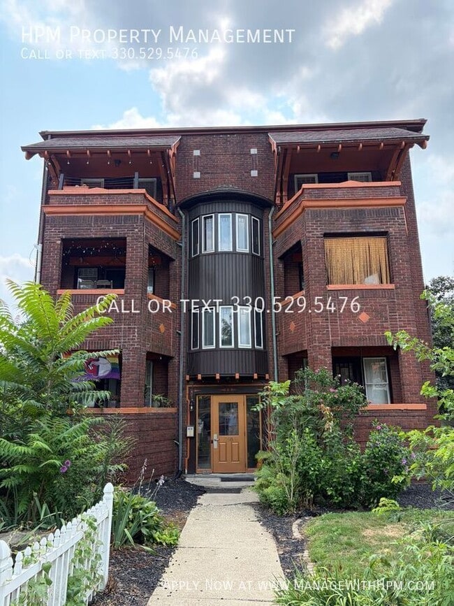 Building Photo - 798 W Market St