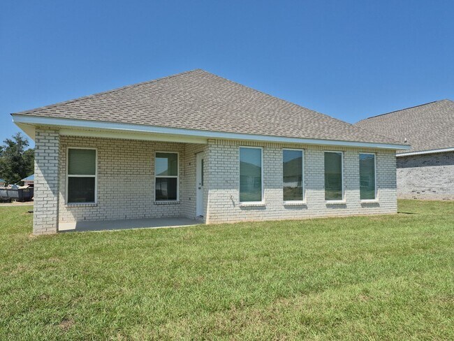 Building Photo - Free Wi-Fi for the first year! 4 Bed/2 Bat...