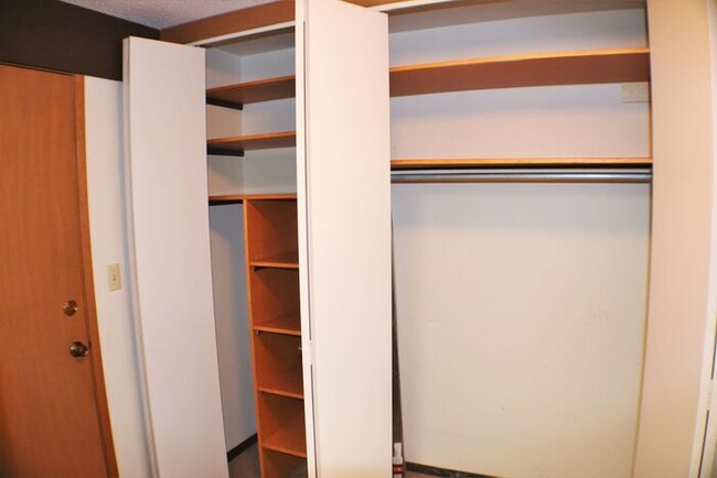 Building Photo - $1,250 | 2 Bedroom, 1 Bathroom Condo | Des...
