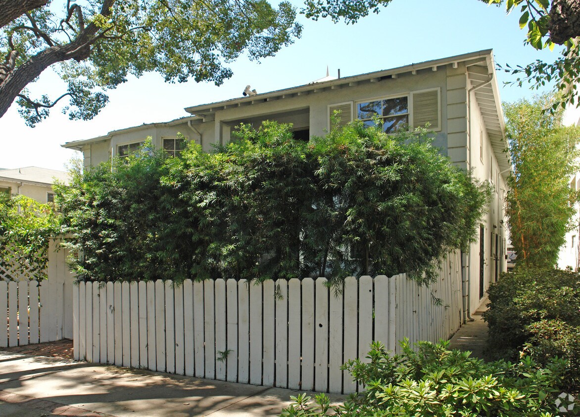 Foto del edificio - 1121-1125 N Sweetzer Ave
