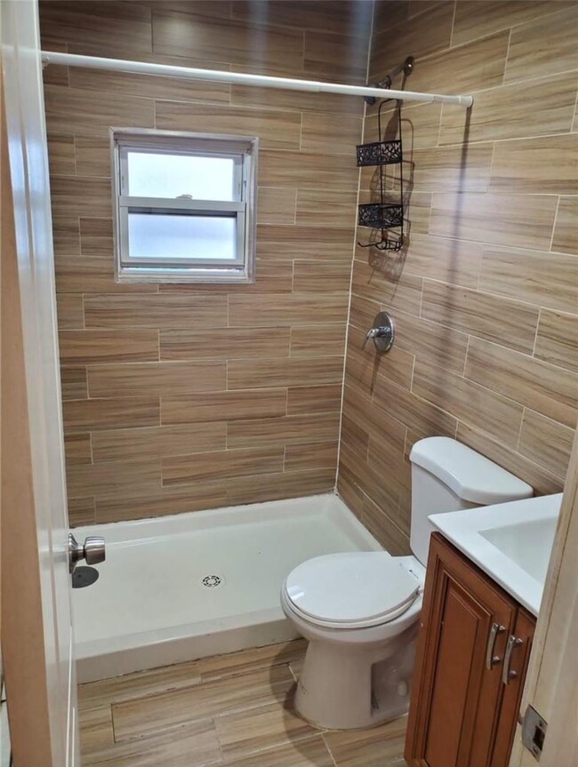 Foto del edificio - 830 E 220th St