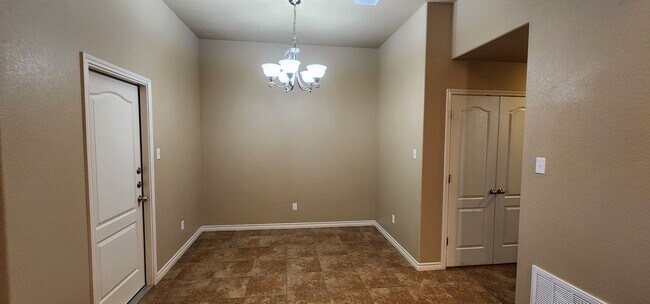 Foto del edificio - 2 bedroom 2 bath close to Clear Creek 8/12 move in date