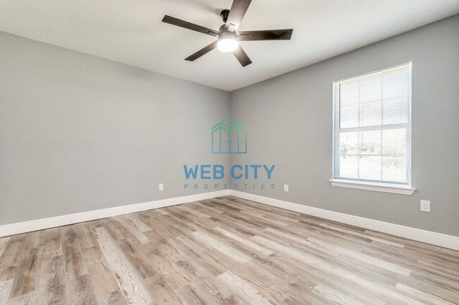 Building Photo - 1821 Lea Crest Dr