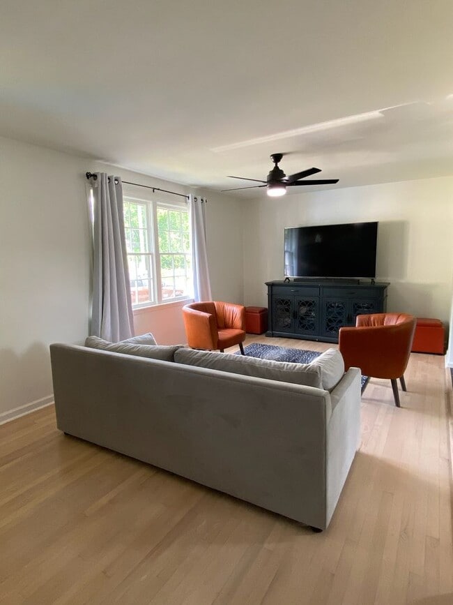 Building Photo - Charming 5 Bed, 3 Bath Home in the Heart o...