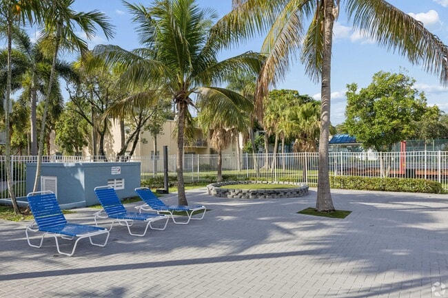 Hermoso paisaje de edificios - Clear Lake Palms