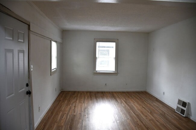 Building Photo - COMING SOON! 2 Bedroom House!!