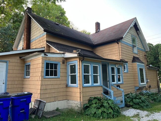 Private side entrance covered side porch - 342 Cherry St