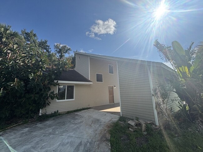 Building Photo - 3949 Lothair Ave