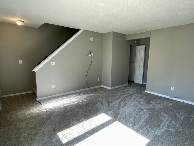 Building Photo - 3 bed, 1 bath townhome - Move in Incentive!!!