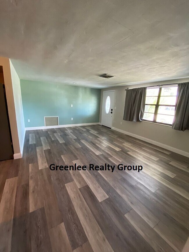 Foto del edificio - Fully Updated 3 Bed/2Bath Pool Home in New...