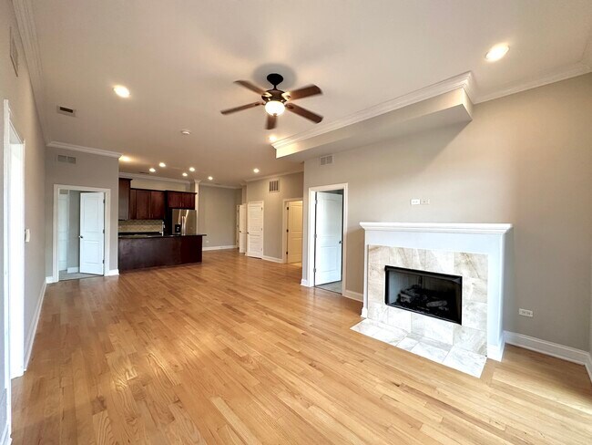 Building Photo - 4651 N Greenview Ave