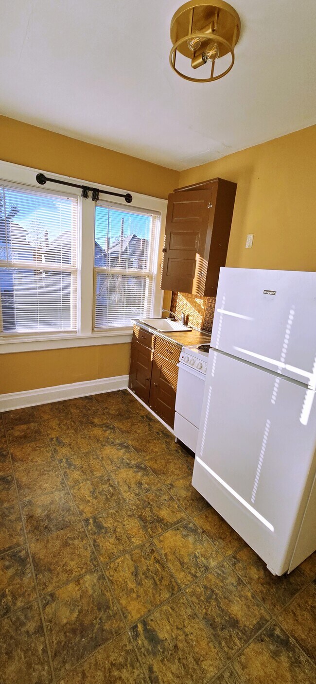 Cocina pequeña - 2359 Indiana Ave