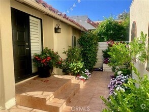 Building Photo - 2211 Vista Hogar