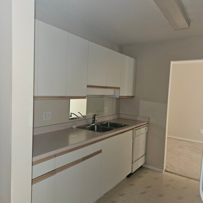Photo du bâtiment - 8537-8537 Young Rd
