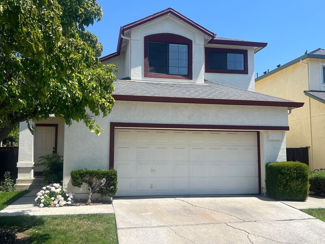 Foto principal - Great Two Story Home in Planned Development