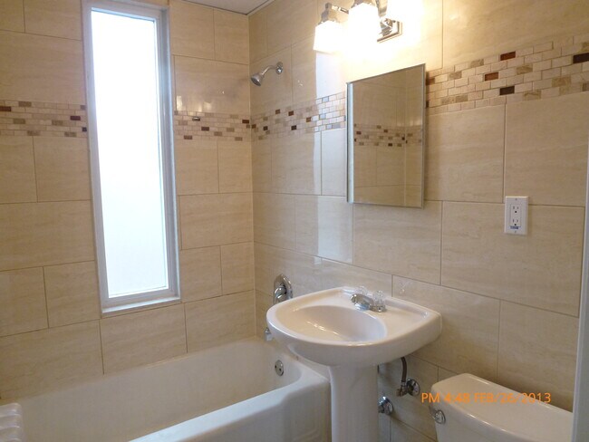 Photo du bâtiment - LARGE PREMIUM UNIT IN QUIET RENOVATED BUIL...