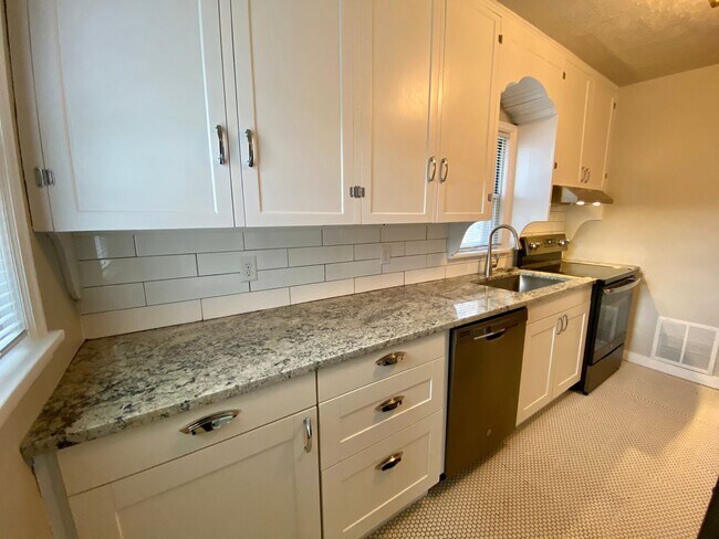 Foto del edificio - Charming 3 bed 1 bath House with Tons of Updates and Private Backyard!