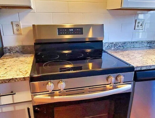 Building Photo - 6 Cypress Rd