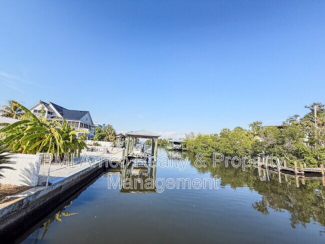 Building Photo - 818 Bayview Dr