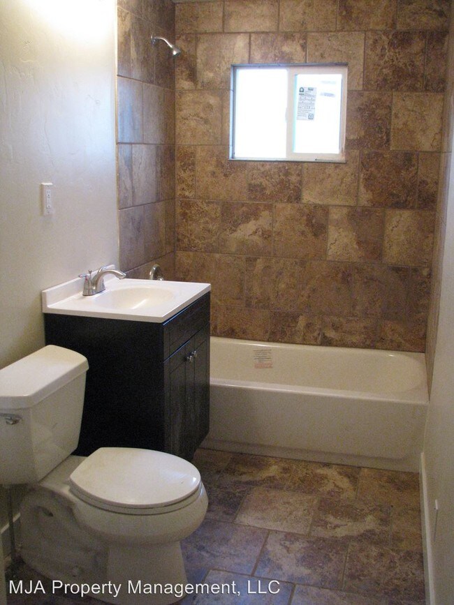 Building Photo - 2 br, 1 bath House - 469 S Goshen St.