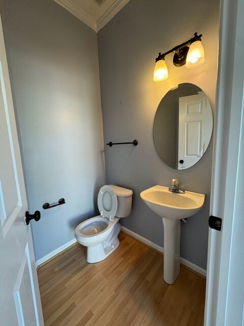 Medio baño en la entrada de la propiedad. - 61 Harbour Heights Dr