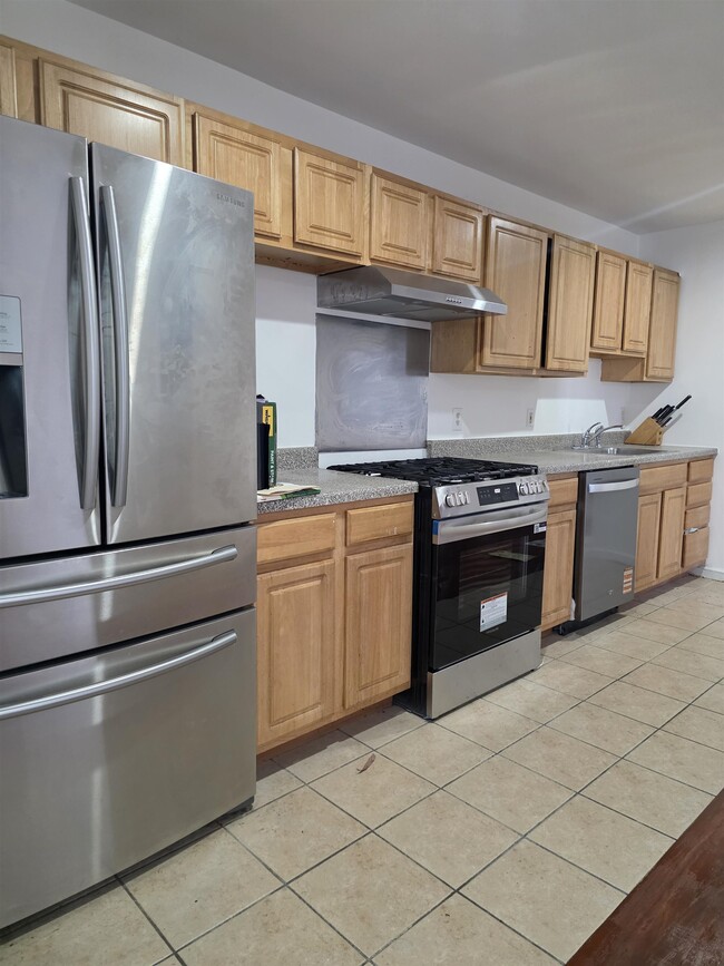 Building Photo - 72 Zabriskie St