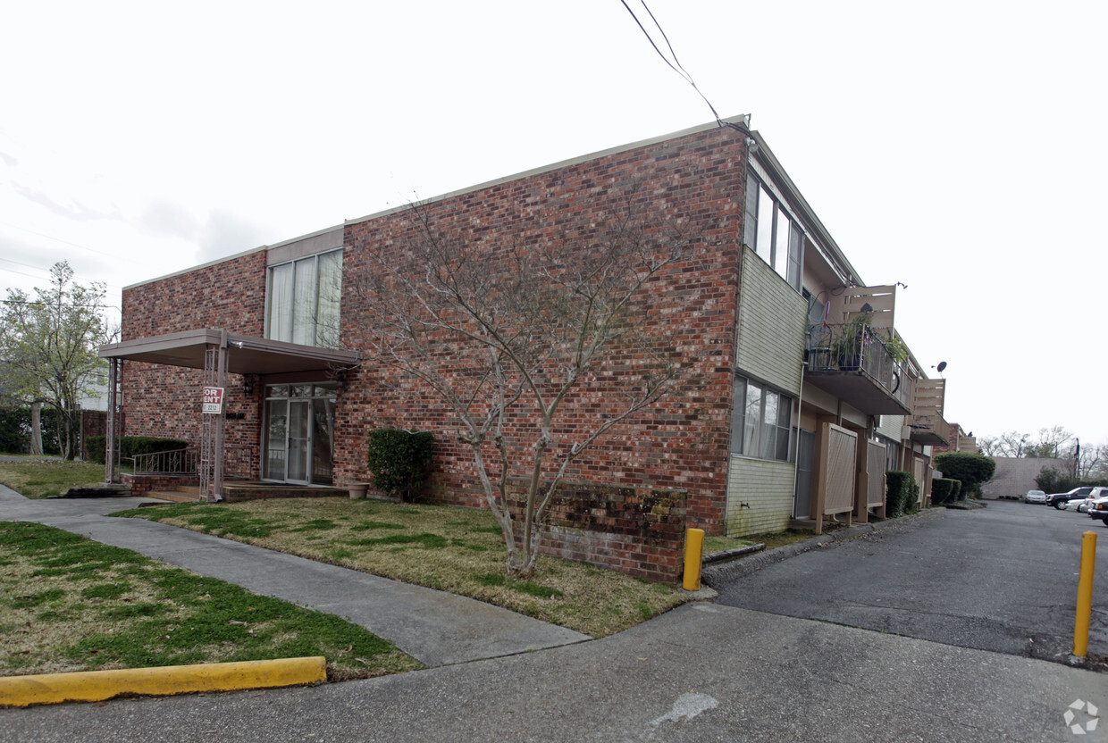 Primary Photo - 300 Ridgelake Dr