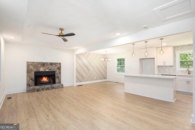 Foto del edificio - 107 Lake Ridge Rd