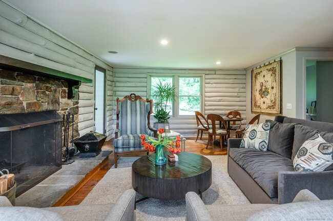 Building Photo - 1 W Woods Rd