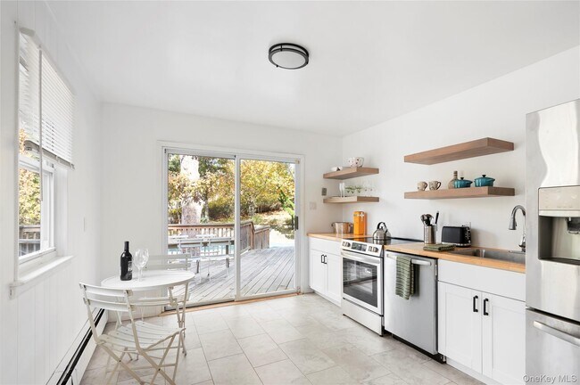 Foto del edificio - 16 Peconic Rd