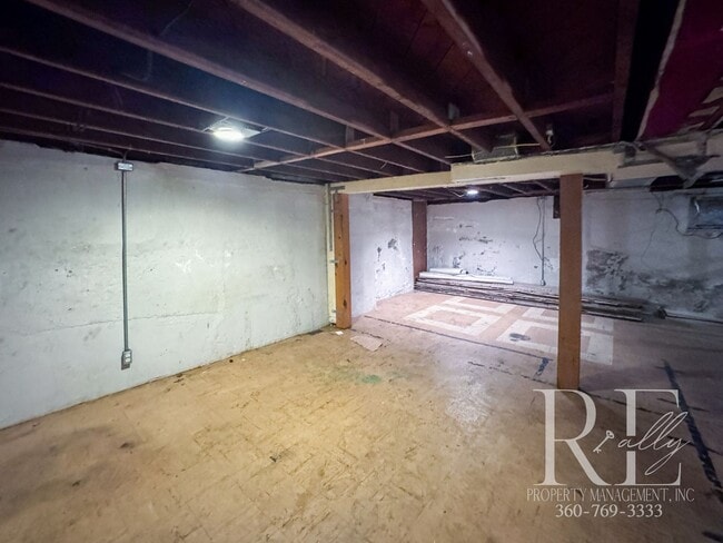 Building Photo - Light-Filled Home with Vaulted Ceilings, B...