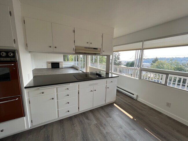 W Queen Anne Hill (Interbay) triplex with NEW LVP floors, bathroom h/w, counters, blinds, more! - 2220 12th Ave W