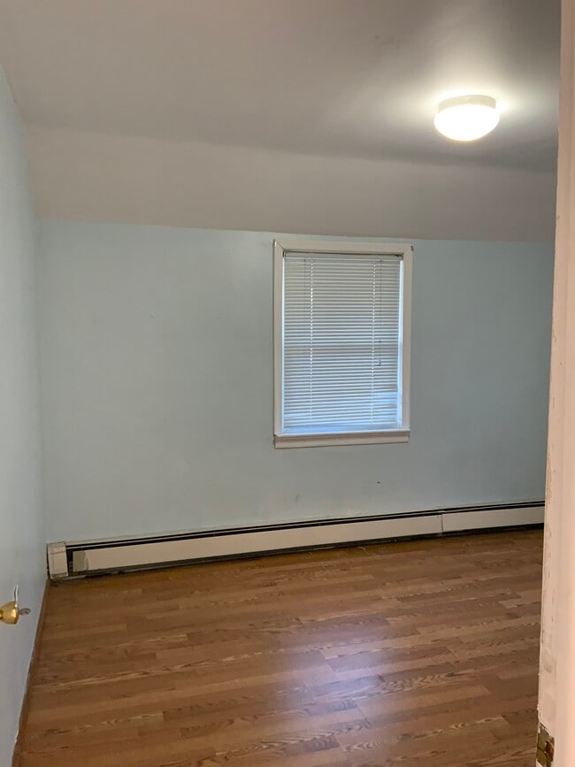 Building Photo - 830 Valley St