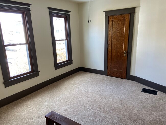 Larger bedroom - 1506 Mississippi St