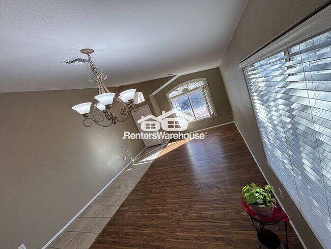 Foto del edificio - Recent upgrades and contemporary fixtures bathing in natural light in the Villages of Laveen Ranch!
