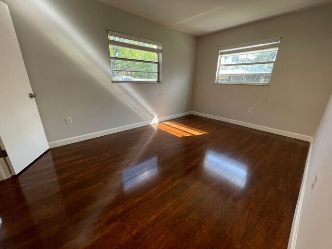 Building Photo - ANNUAL RENTAL - 1 Bed / 1 BATH AT POINCIAN...