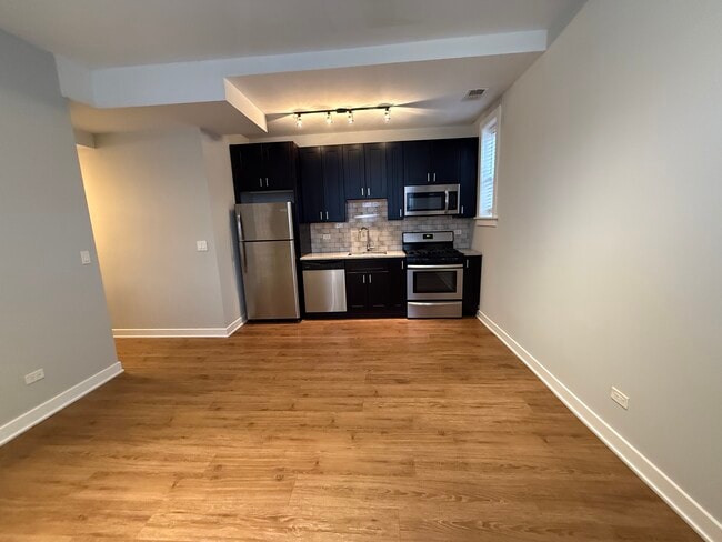 Foto del edificio - 2215 W Eastwood Ave